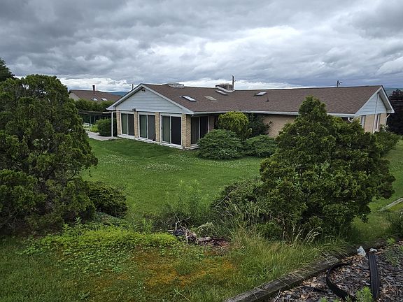 4th image of 302 Corner Sunset & Roberts Dr