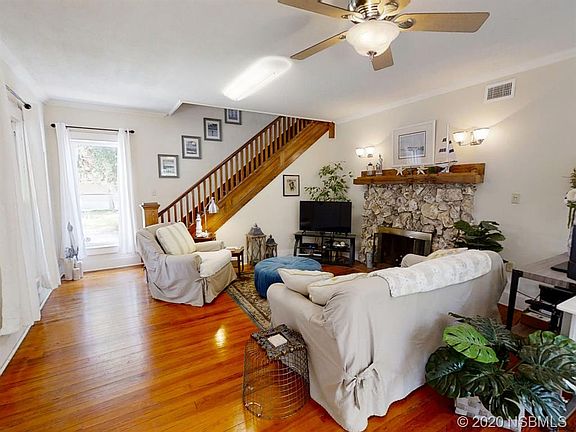5th image of 211 Live Oak St
