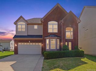 27134 Victoria Rd, Novi, MI 48374