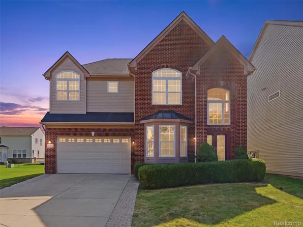 27134 Victoria Rd, Novi, MI 48374