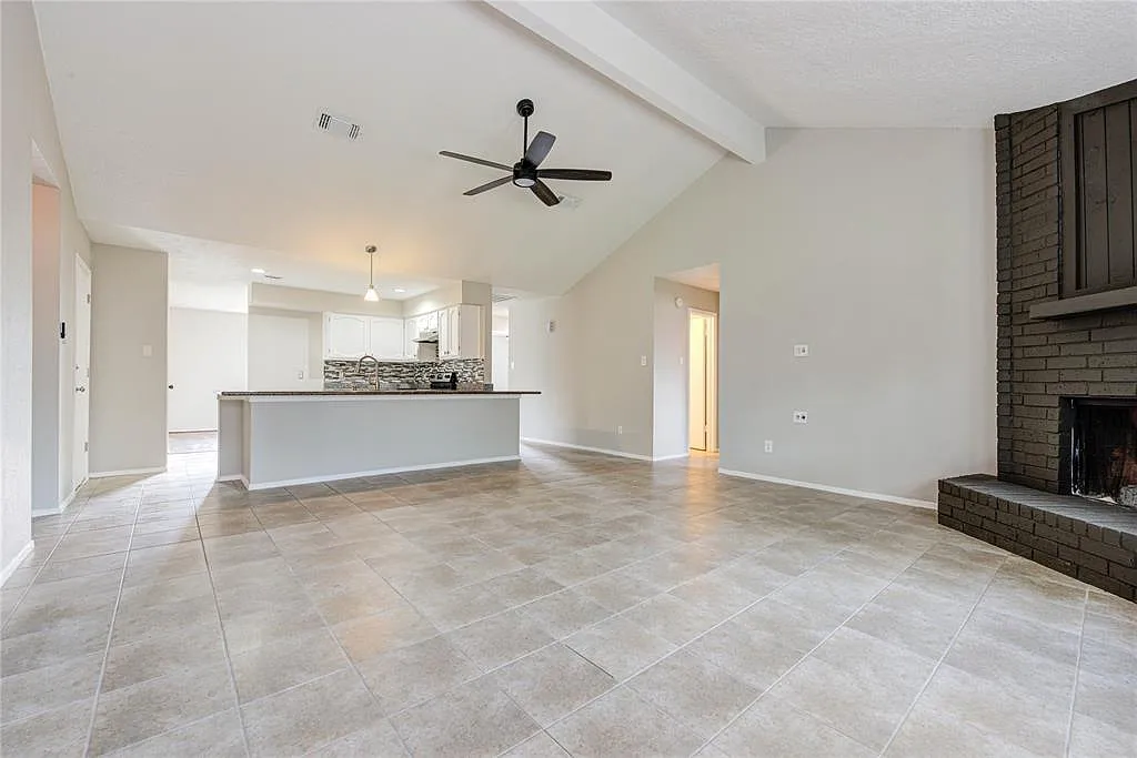 3 bed, 2.0 bath, 1695 sqft, $2,000 — Photo 2