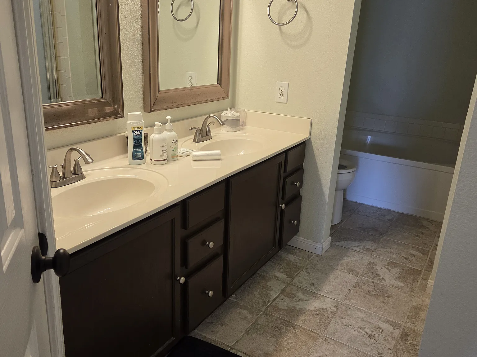 3 bed, 2.5 bath, 2334 sqft, $2,100 — Photo 2