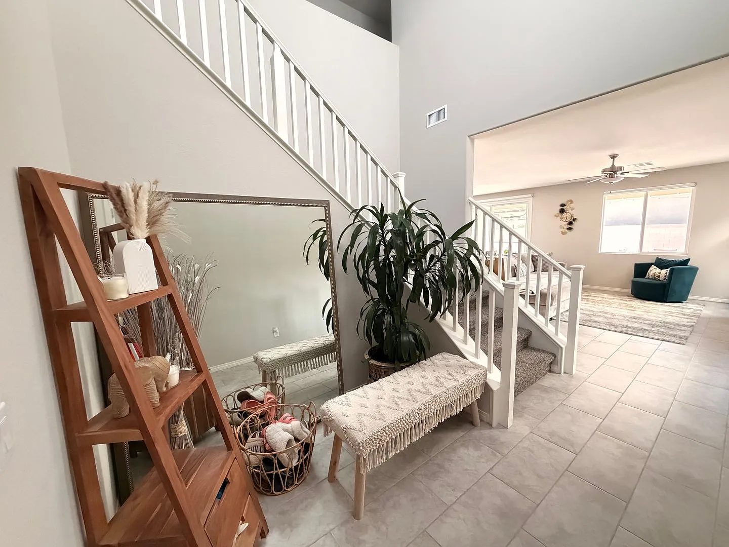 Beautiful 4 Bedroom Home in Aliante Community — Photo 2