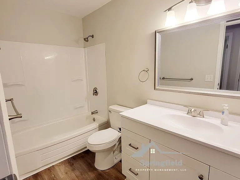 1252 E Cambridge St — Photo 17