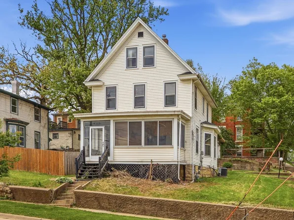 705 W 3rd St, Dubuque, IA 52001