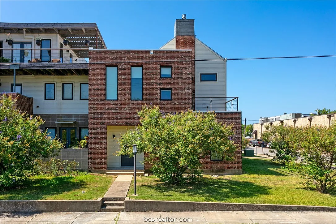 2 bed, 2032 sqft, $2,400 — Photo 1
