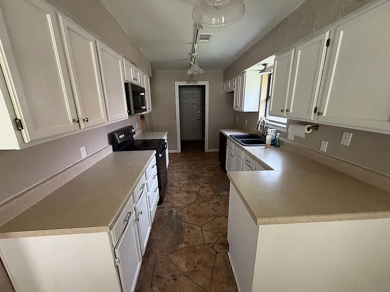 2132 Turf Club Dr — Photo 2
