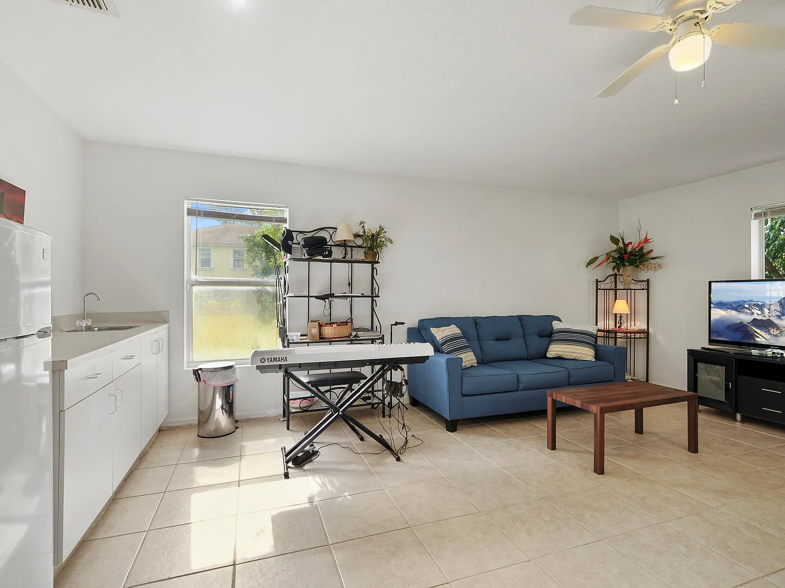 1 bed, 1.0 bath, 4324 sqft, $1,100 — Photo 2