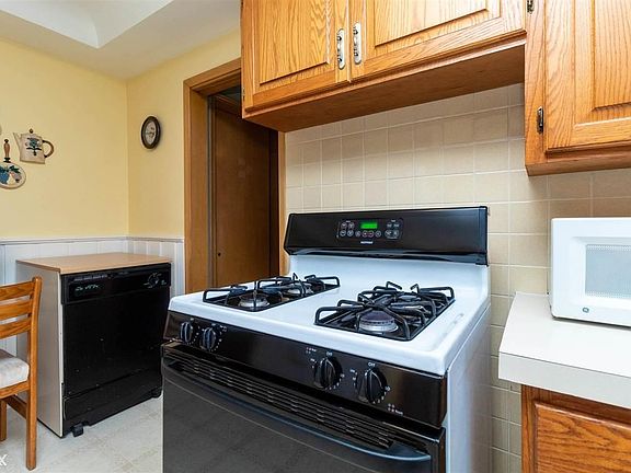 5th image of 22923 Lincoln St