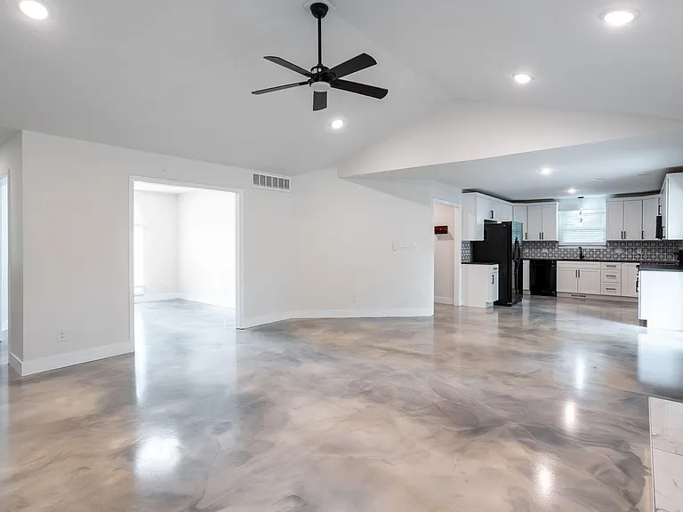 2301 Grant Ln — Photo 8