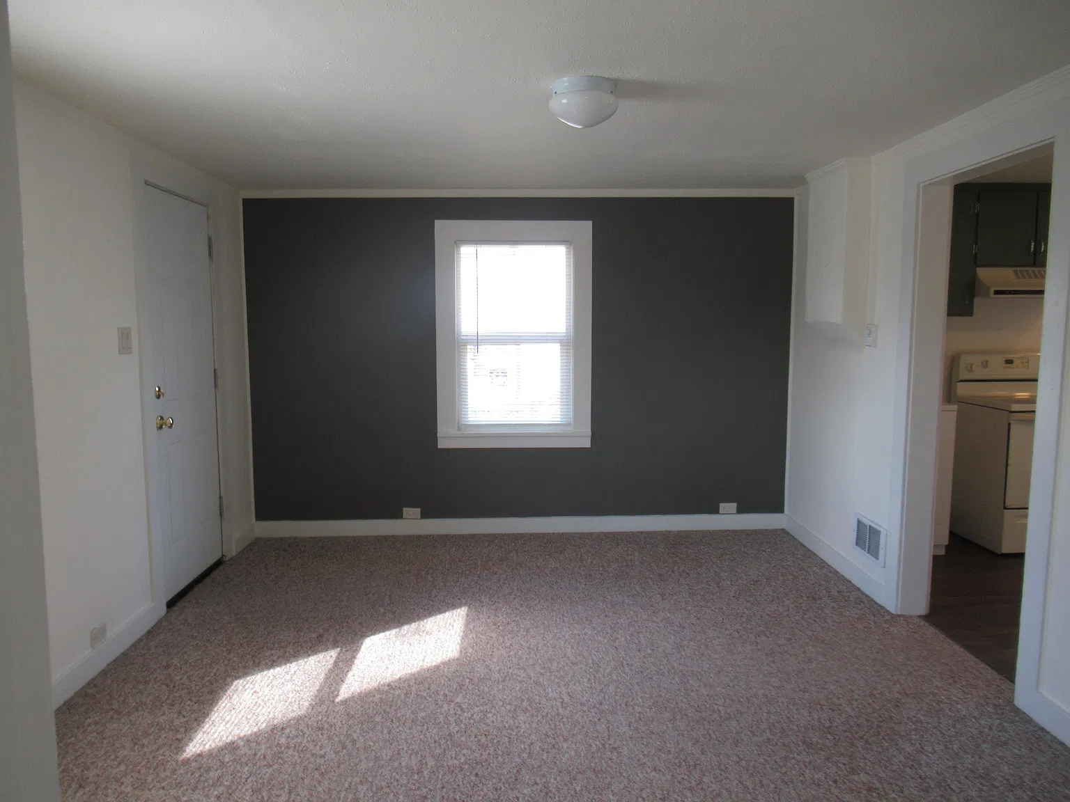 2 bed, 744 sqft, $1,900 — Photo 4