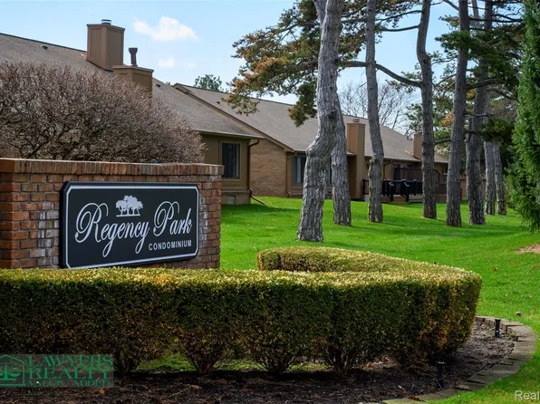 2122 London Bridge Dr, Rochester, MI 48307