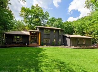 13051 Meadowwood Dr, Chardon, OH 44024