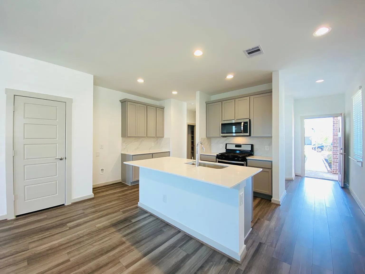 4 bed, 1670 sqft, $2,200 — Photo 3