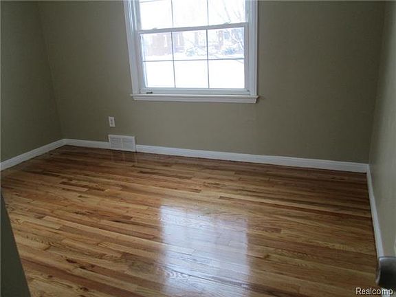 3rd image of 1425 Oakland Ct