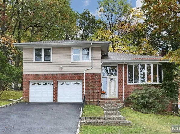 428 Fairway Dr, Leonia, NJ 07605
