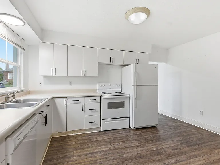 554 E Bridgeport Ave — Photo 13