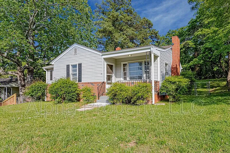 2 bed, 1.0 bath, 1140 sqft, $1,350 — Photo 2