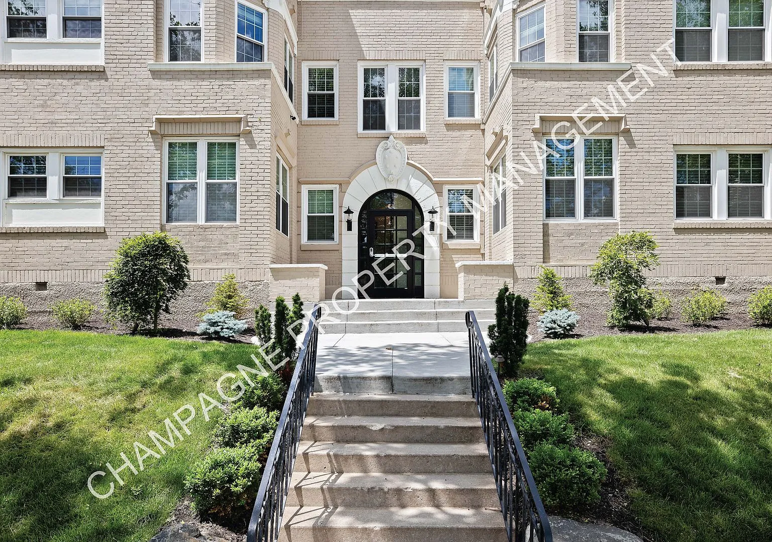 920 Ward Parkway — Photo 1