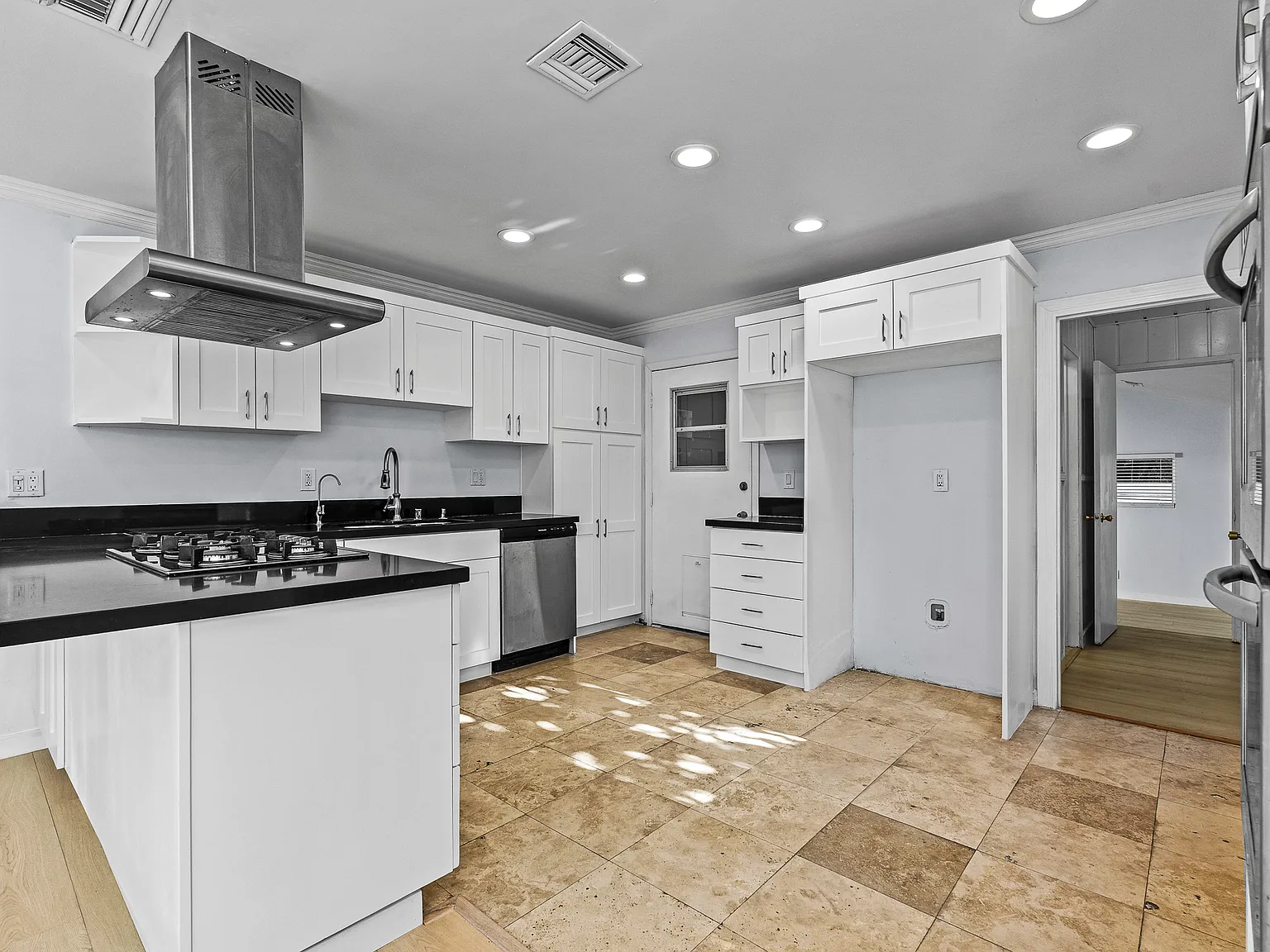 3 bed, 1200 sqft, $3,500 — Photo 2