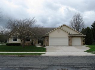 819 Anthony Cir, Oostburg, WI 53070