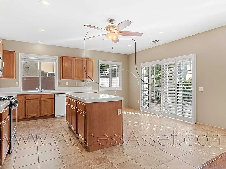1358 Baldwin St — Photo 18