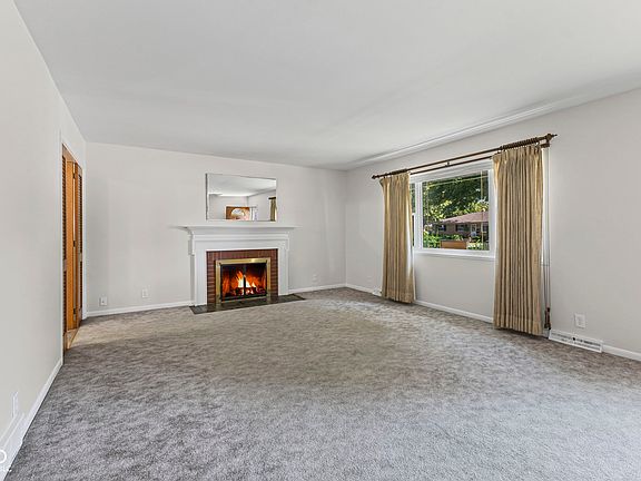 5th image of 2752 N Vinewood Dr
