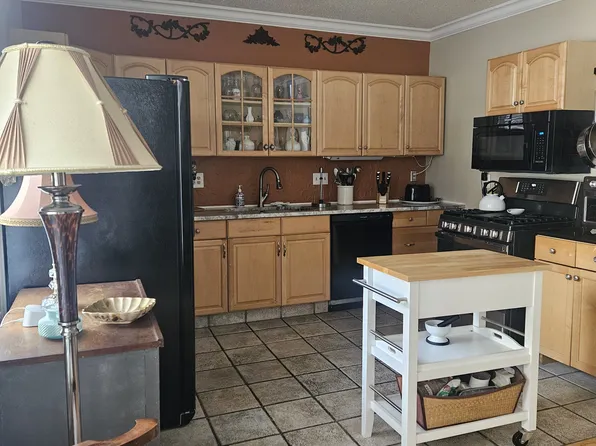 26 Wilson Dr, Watertown, CT 06795