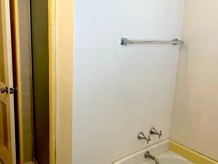 3200 Rowena Ave — Photo 21