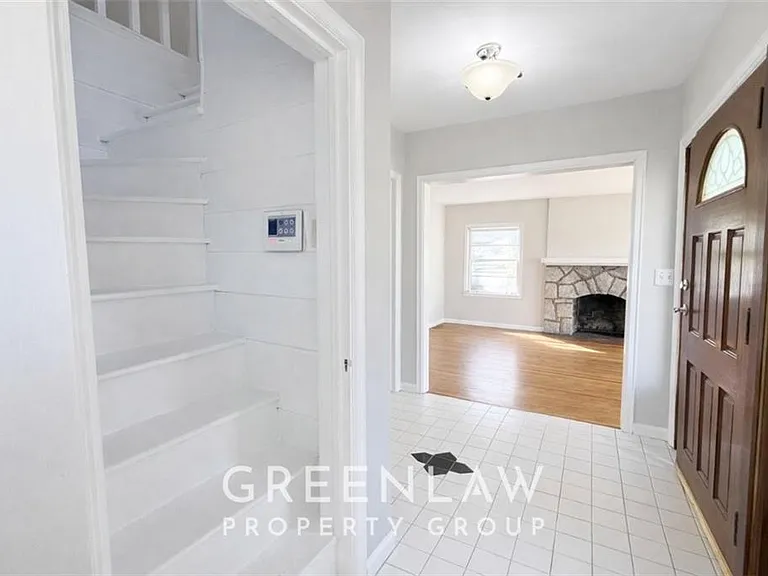 1944 Lyle Ave — Photo 6