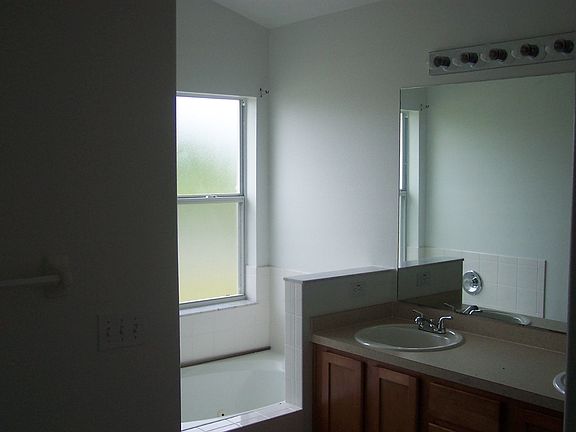 5th image of 155 Southampton Dr