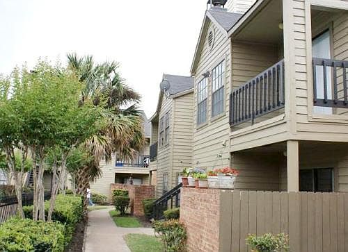 3rd image of 6101 Antoine Dr APT 332