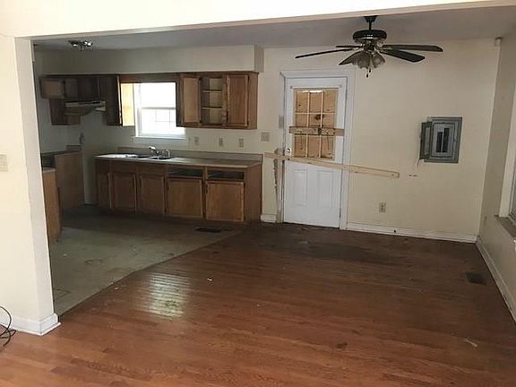 2nd image of 1827 N Sharon Ave