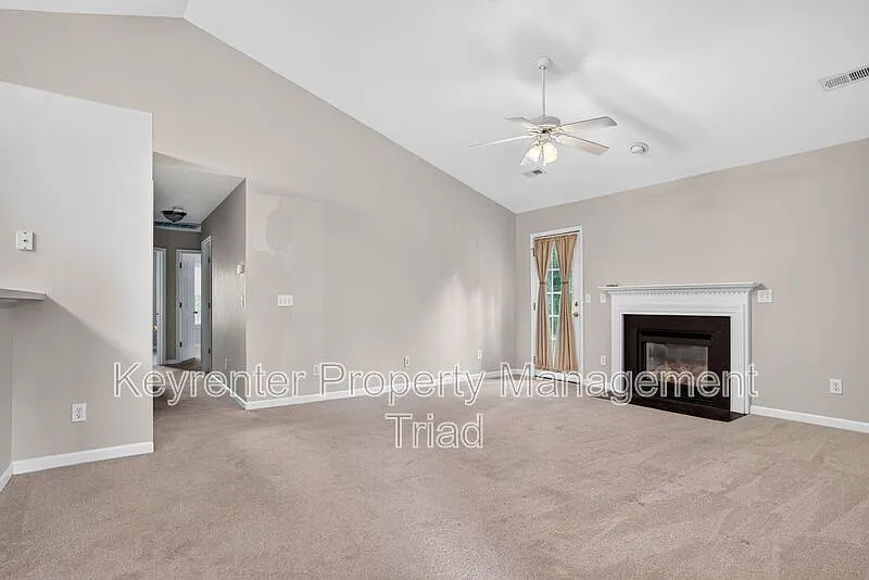 3 bed, 1.5 bath, 1380 sqft, $2,200 — Photo 4