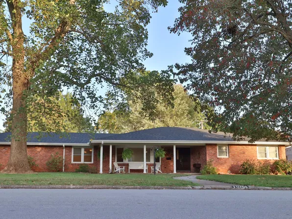 1964 S Luster Avenue, Springfield, MO 65804