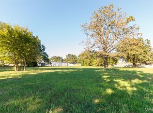 1076 Lynn St, Lebanon, MO 65536