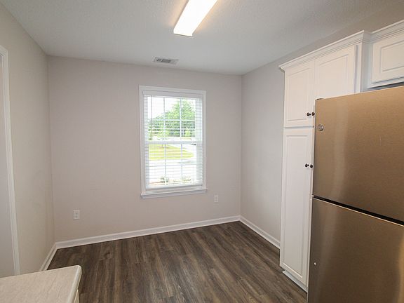 4th image of 432 Andover Dr
