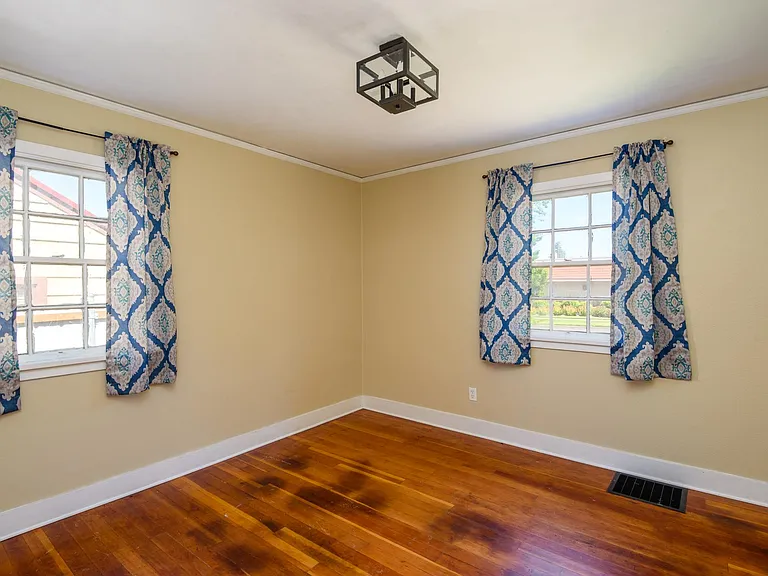 335 NE Kearney Ave — Photo 8