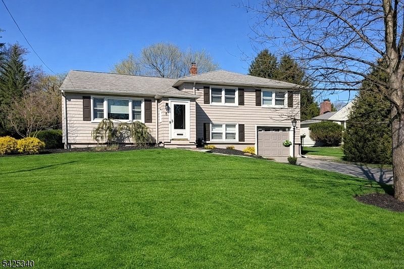 1st image of 8 Alcott Dr