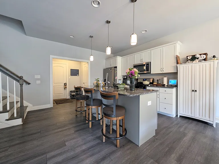 207 Buckton Dr — Photo 4