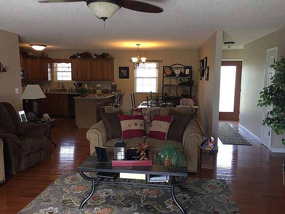 3rd image of 779 Hillcrest Dr