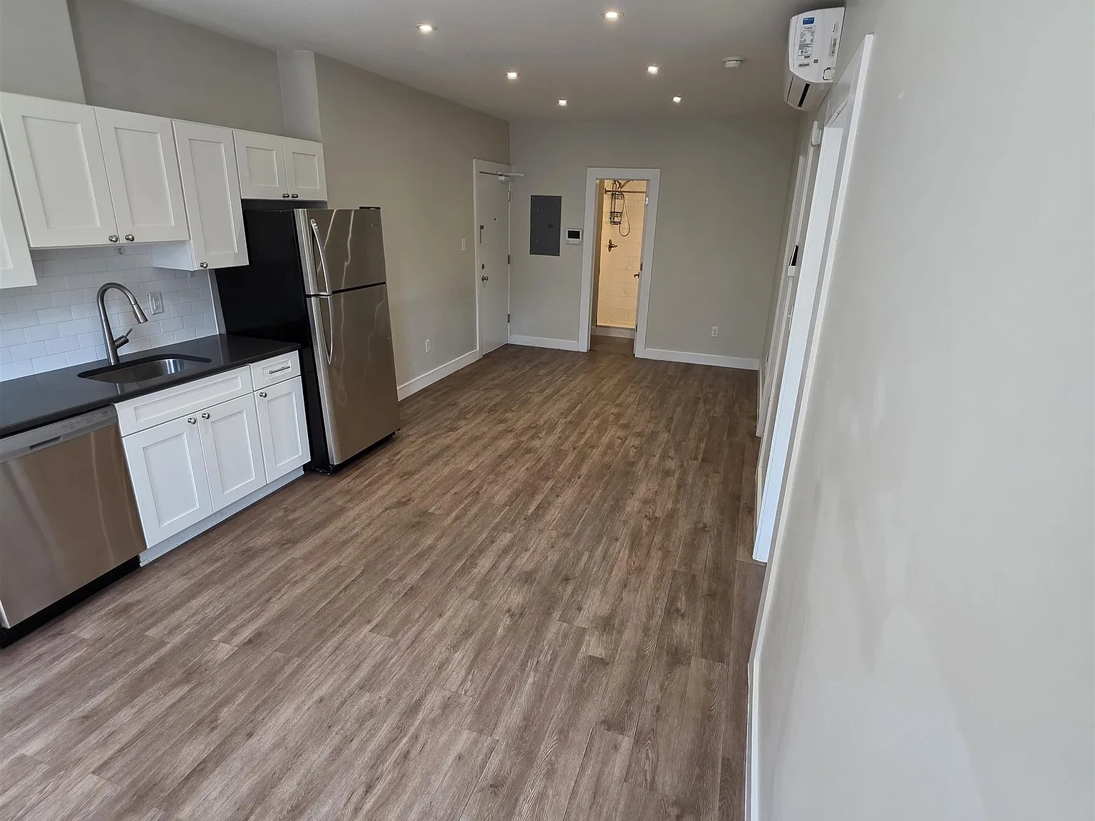 2 bed, 1.0 bath, $2,000 — Photo 2