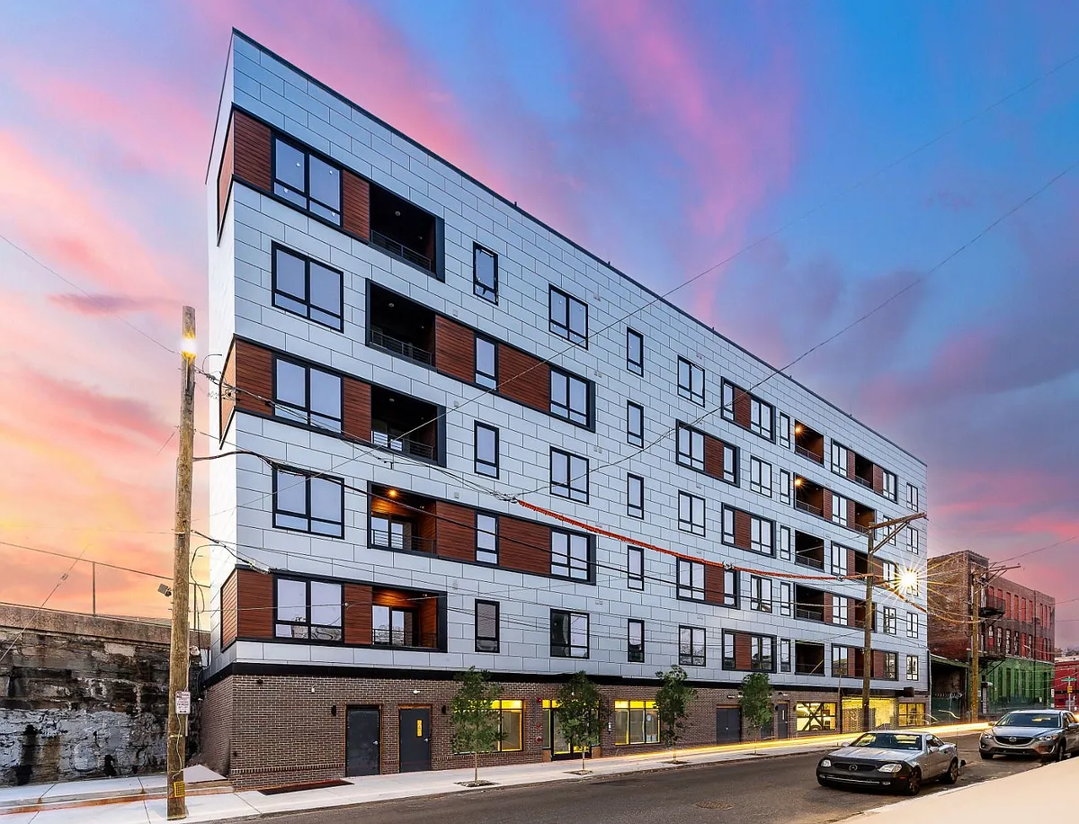 Building Photo - Q10