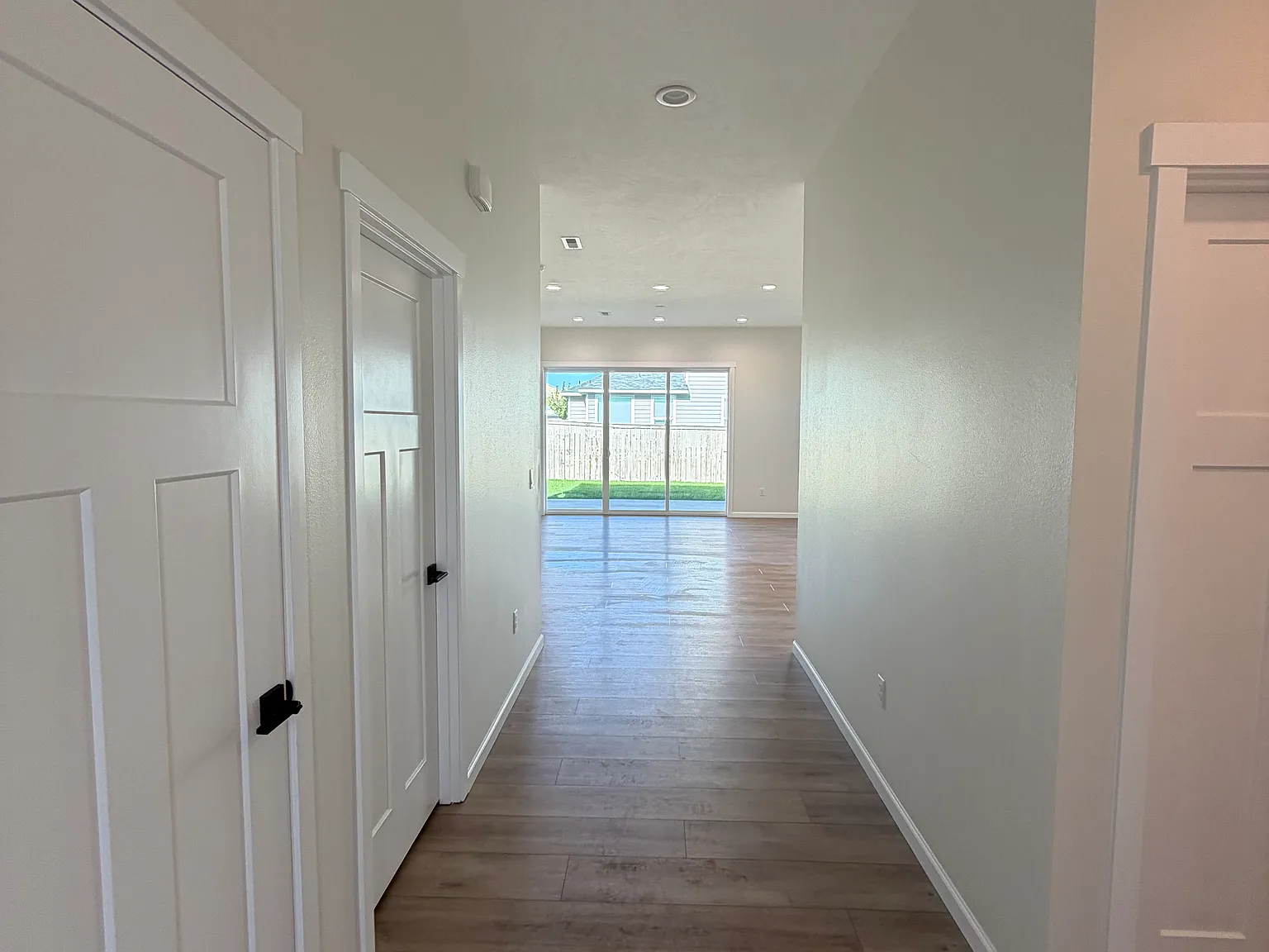 3 bed, 1610 sqft, $3,295 — Photo 4