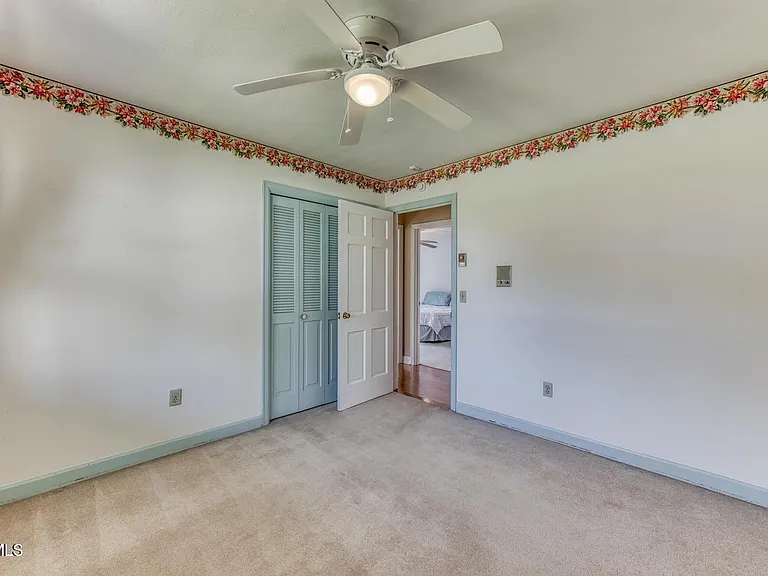 908 Meadow Ln — Photo 20