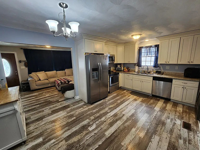 815 Wright Ave — Photo 3