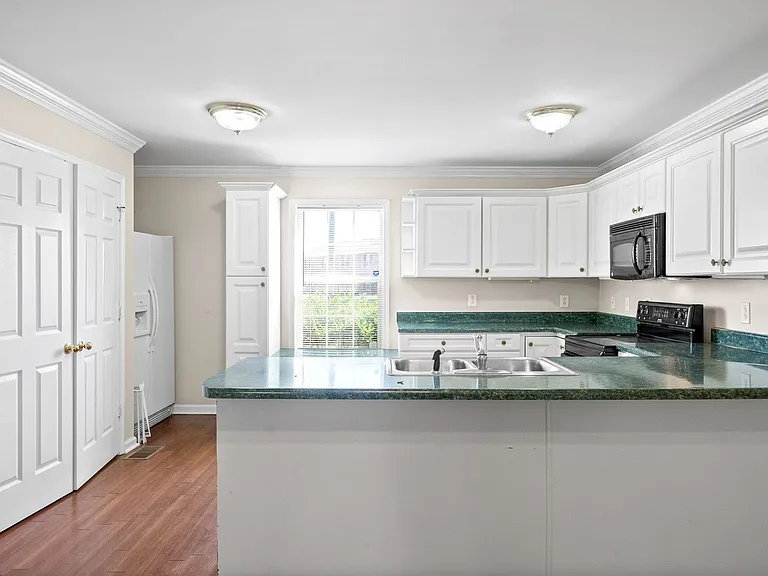 Jockey Drive-3822 — Photo 5
