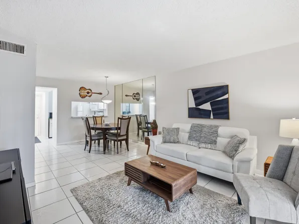 7118 Golf Colony Court #106, Lake Worth, FL 33467