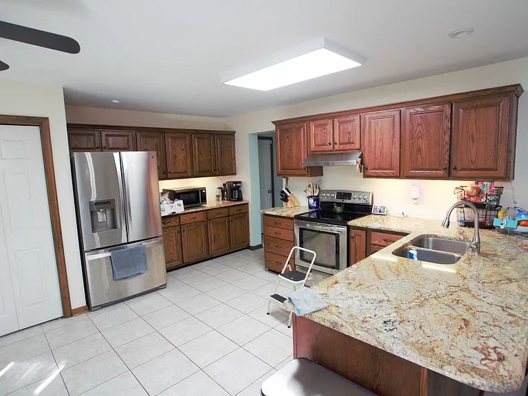 98 Thorndale Cir — Photo 12
