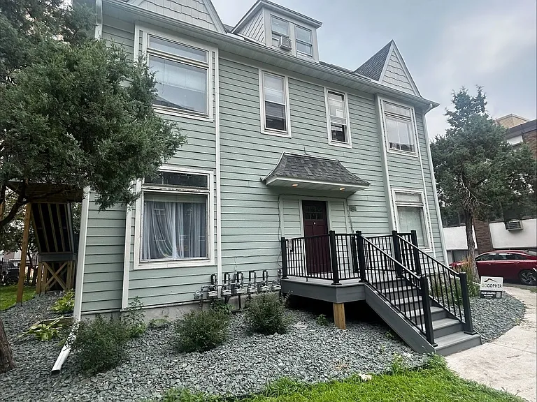 1409 5th St SE — Photo 1